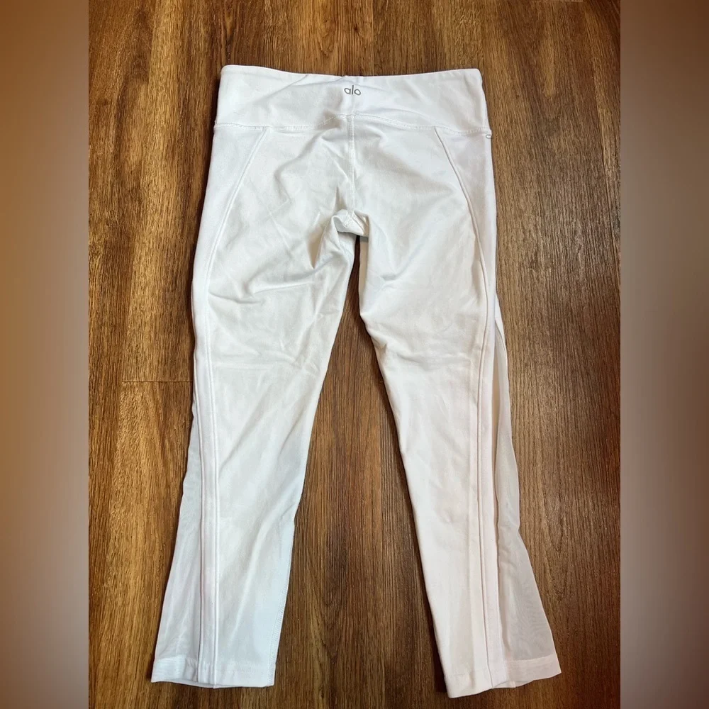 Alo yoga white cropped leggings Women’s size S
